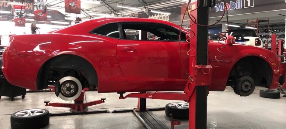 Camaro Vermelho aproveitando as Promoções do mês de Agosto!
