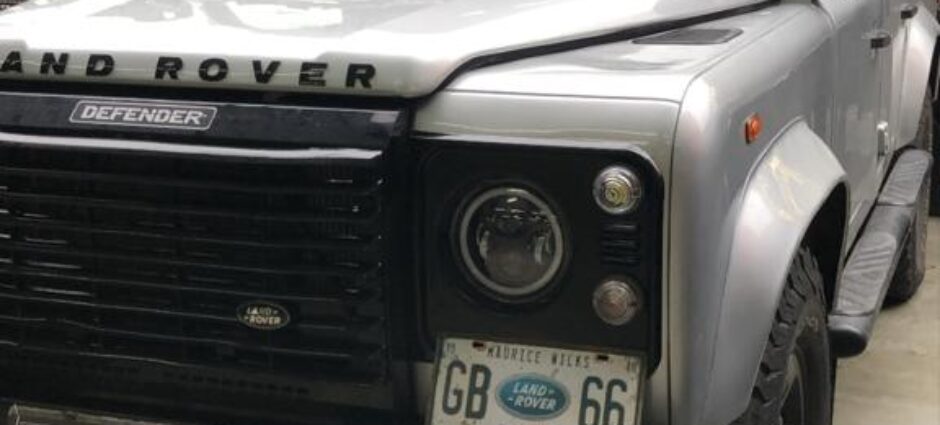Raridade na Full Pneus: Land Rover Defender 2001