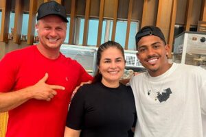 O Jogador John Kennedy com o Diretor Geral da Full Pneus, Waldemar Calinosk, o Mazinho e a Diretora Cristina Salim