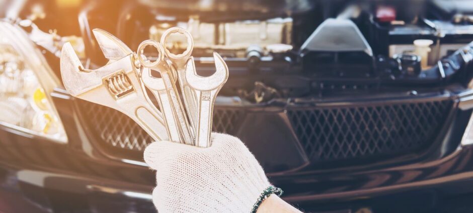 O que é verificado em uma revisão automotiva completa?