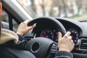 Direção defensiva: como praticar para uma condução segura?