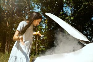 Fumaça saindo no capô: o que fazer quando o carro superaquece?