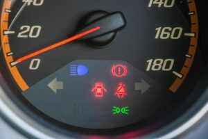 Luz vermelha no painel do carro: pare e saiba o que fazer