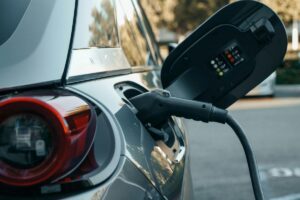 Carros elétricos: entenda o impacto na economia de combustível e como essa tecnologia está mudando o mercado automotivo.
