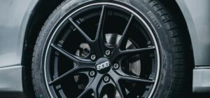 Procurando o melhor pneu 195/60 R15? Confira nosso guia completo com as melhores marcas, testes de durabilidade e os modelos com o melhor custo-benefício para o seu carro.